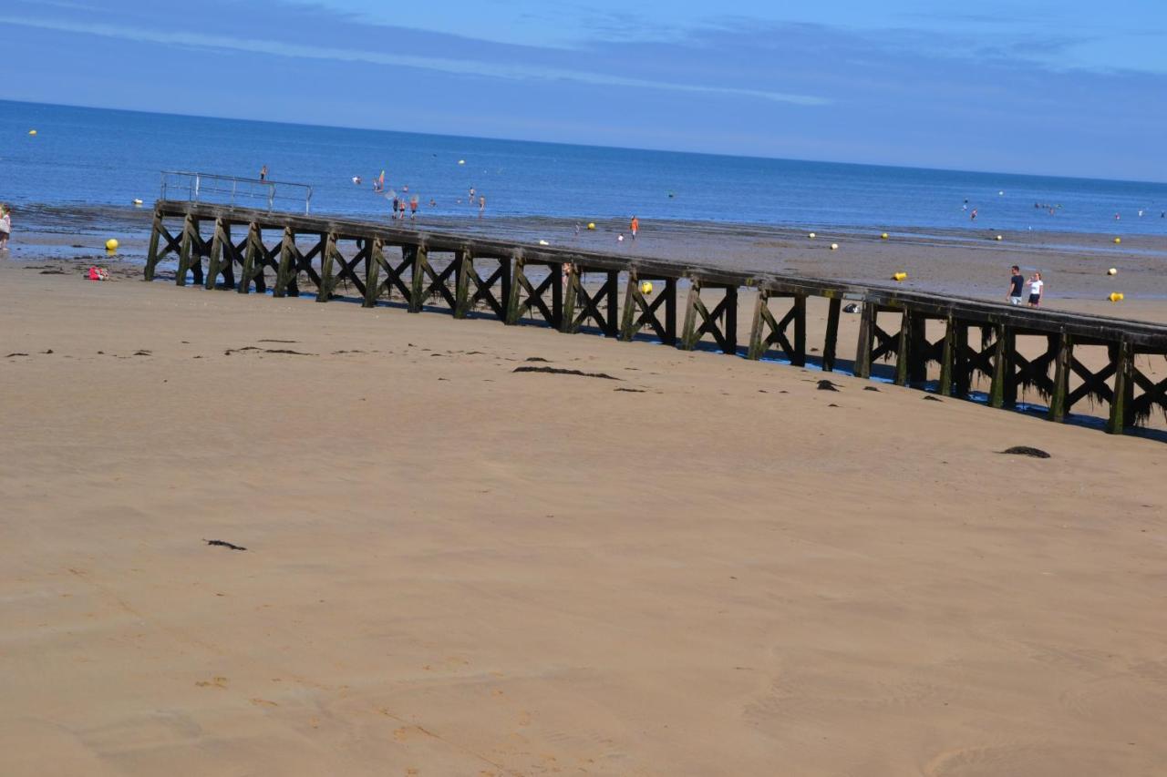 Gite "Au P'Tit Tourois" De Plain-Pied Tout Confort Avec Veranda Proche D'Omaha Beach Et De Bayeux Accueillant Les Animaux Esterno foto