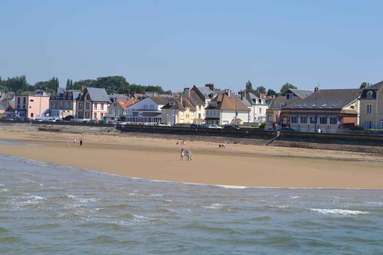 Gite "Au P'Tit Tourois" De Plain-Pied Tout Confort Avec Veranda Proche D'Omaha Beach Et De Bayeux Accueillant Les Animaux Esterno foto